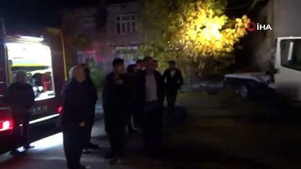 Isparta’da kaza yapan kamyonetin çarptığı elektrik direği evin çatısına devrildi: 2 ağır yaralı