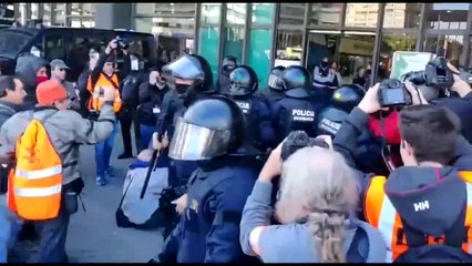 Vea el vídeo en el que Francisco Nicolás se encara con los CDR que intentan agredirle