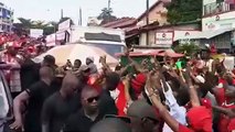 Le cortège des manifestants au rond-point de l'aéroport de Conakry