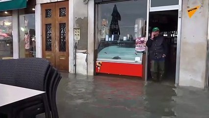 Venice flood. Italia_ Venezia rimane sott_acqua dopo il giorno