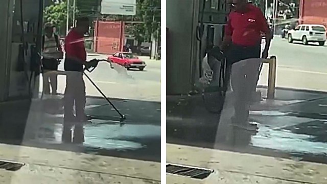 Il nettoie le sol de la station service avec une pompe à essence