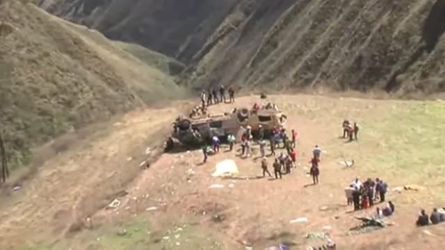 Un autobús se despeña 300 metros por un barranco en Perú y mueren 19 personas