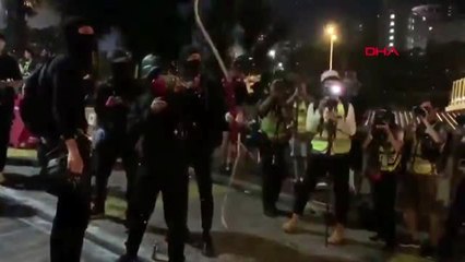 Hong kong'da eylemciler polise ateşli ok fırlattı
