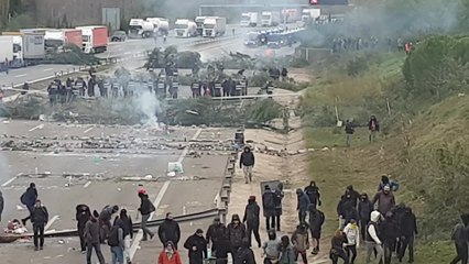 Mossos dispersan a los manifestantes