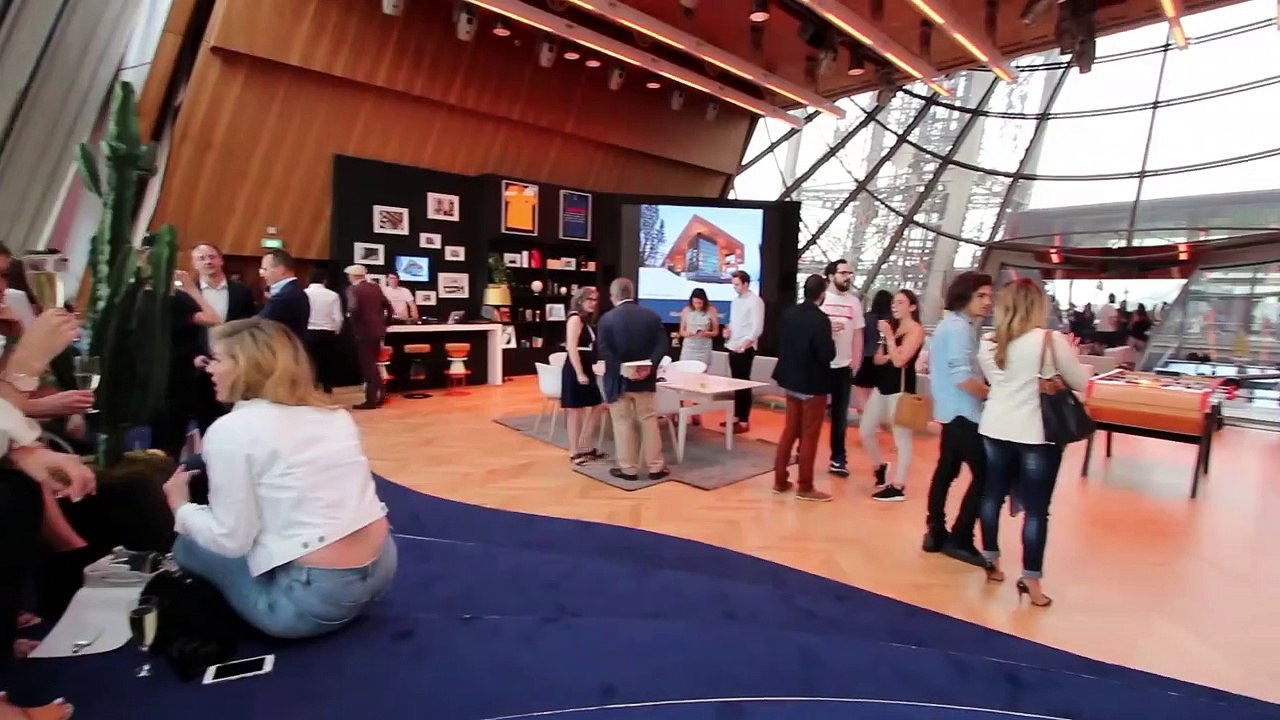 Visite de l'appartement au 1er etage de la Tour Eiffel par Richard Orlinski