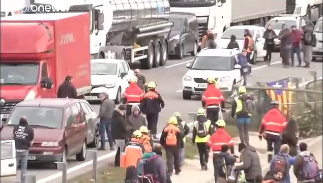 «Демократическое цунами» прекращает блокировать дороги