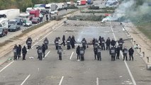 Mossos acceden a las barricadas de los manifestantes