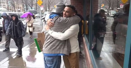 Waqas shah, un youtubeur aide un SDF qui va redonner en retour