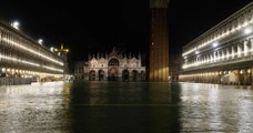 Venise, inondée par les eaux, fait face à l'une des plus importantes marées de son histoire
