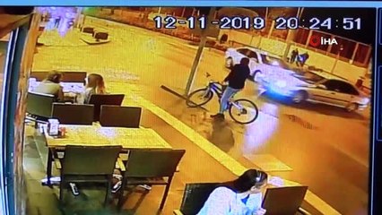 Kaldırımda bekleyen bisikletli dehşeti yaşadı...Kazaya karışan otomobil bisikletliye böyle çarptı