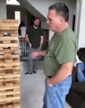 Cet homme fait un coup de génie presque impossible au jeu de Jenga.