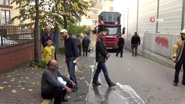 Pendik'te apartman dairesinde yangın paniği: 3 kişi dumandan etkilendi