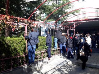 Meraklı vatandaşlar, cesedi görmek için demirlere tırmandılar