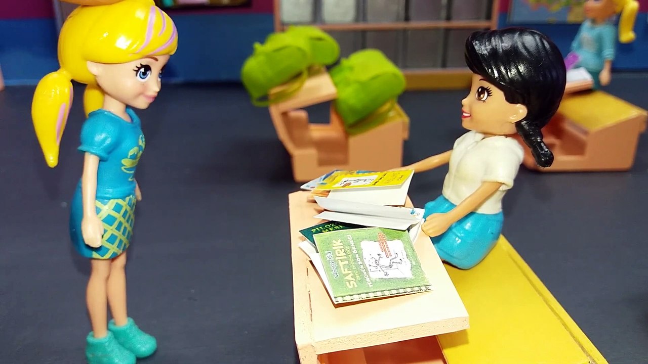 Polly Pocket Köy Okuluna Koliler Hazırlıyor | Polly Pocket Evcilik Oyunu