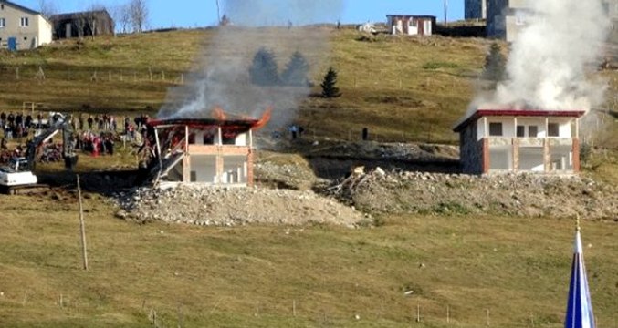 Trabzon'da olaylı yıkım! Yayla evleri sahipleri tarafından ateşe verildi