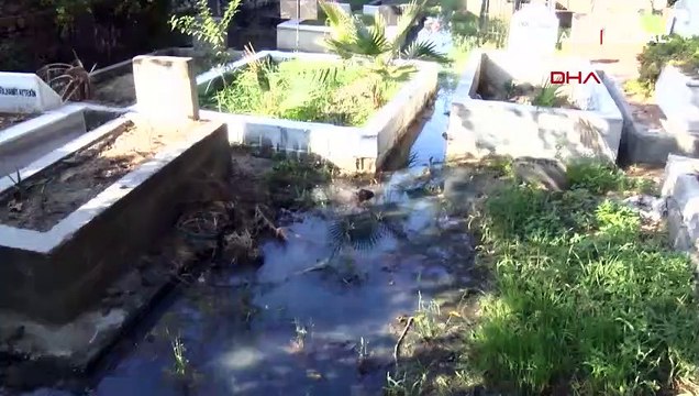 Adana'da mezarları kanalizasyon suyu bastı