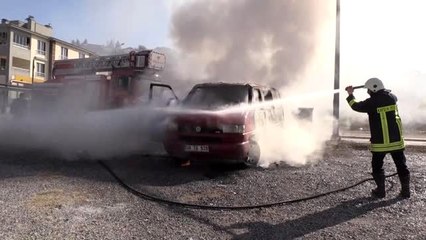 Yangın çıkan minibüs kullanılamaz hale geldi