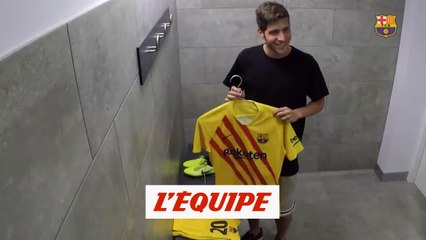 Sergi Roberto découvre le maillot catalan du Barça - Foot - WTF - ESP