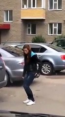 Une russe dort littéralement debout !
