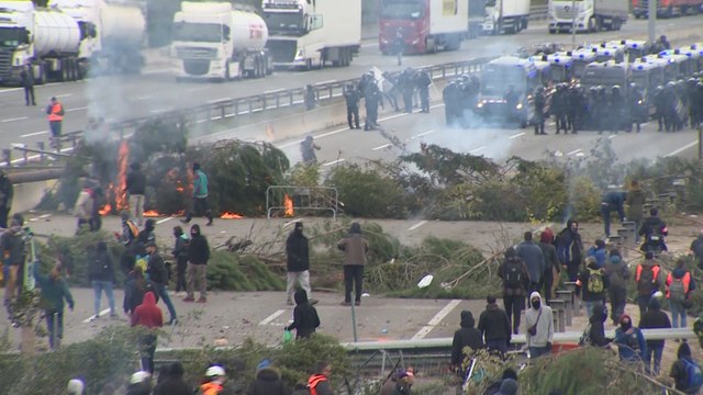 Los Mossos desbloquean los cortes en la AP-7 en Salt (Girona)