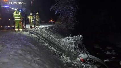 Heftiger Schneefall in Österreich: Verkehrsunfälle und andere Probleme
