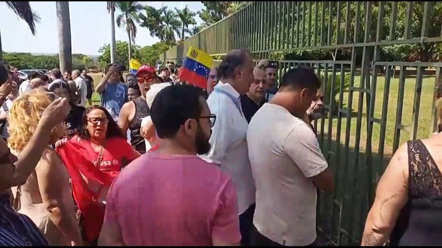 Partidários de Guaidó ocupam embaixada da Venezuela em Brasília