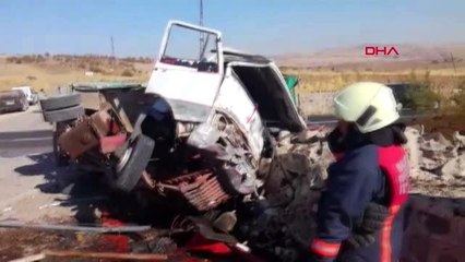 Malatya gübre yüklü kamyonet devrildi 1 ölü, 1 yaralı