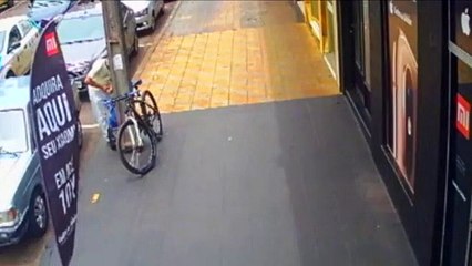 Câmera mostra homem furtando bicicleta no centro