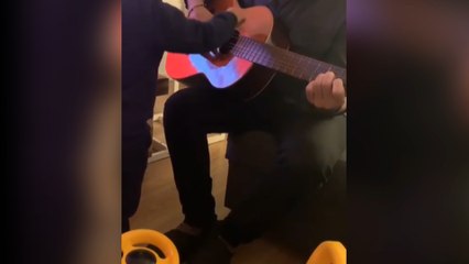Rayden toca la guitarra junto a un niño pequeño