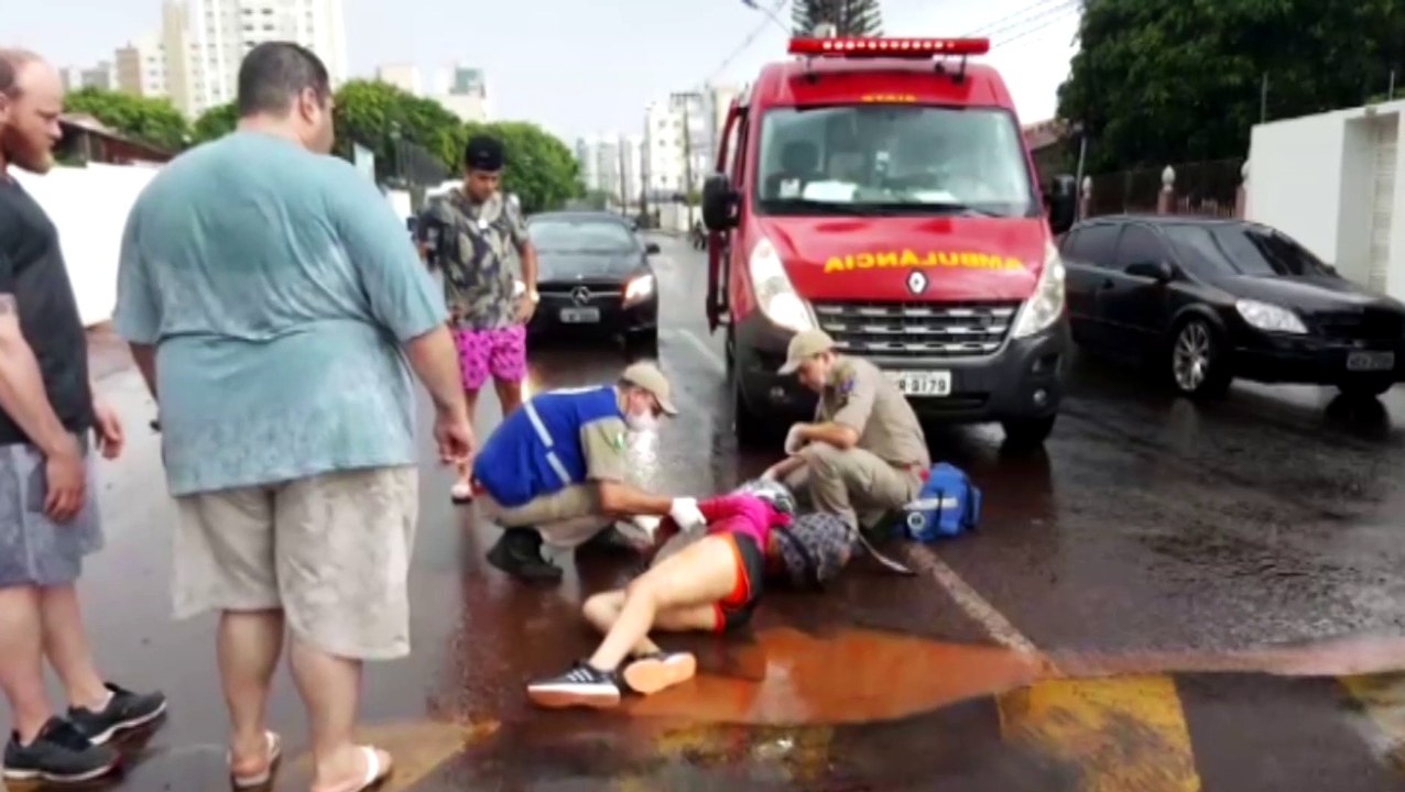 Mulher sofre queda de moto após passar em quebra-molas