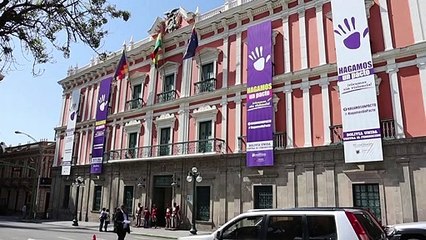 Bolivianos se muestran divididos por nueva presidenta