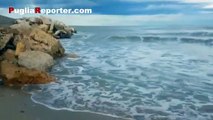 Maltempo a Barletta: il mare invade la spiaggia e rivela rifiuti in plastica e persino pneumatici abbandonati