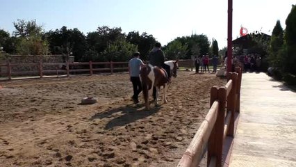 Özel çocuklar atla terapi ediliyor