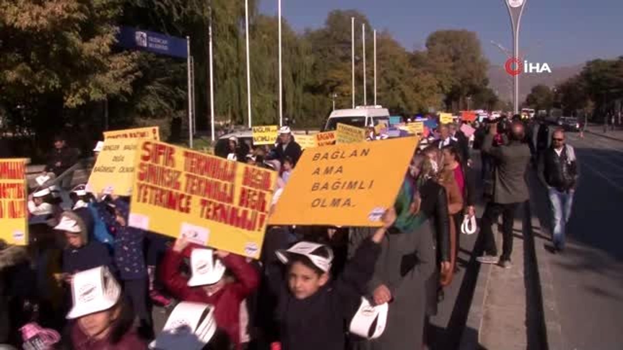 Öğrencilerden teknoloji bağımlılığına tepki yürüyüşü