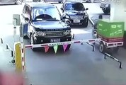 Un conducteur chinois devient fou et détruit la barrière d'un parking à coup de pelle