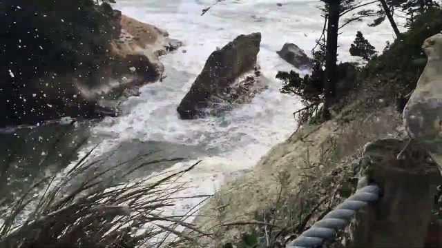 Tempête de mousse... l'écume recouvre tout en bord de mer