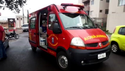 Mulher fica ferida após colisão entre carro e moto na Região da Neva