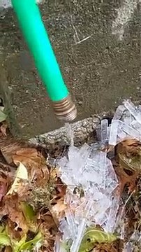 Regardez l'eau glacée sortir d'un tuyau d'arrosage !