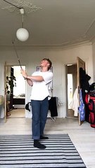 S'entraîner au golf, dans la maison.. Attention à la lampe !