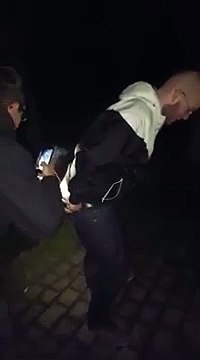 Feu d'artifice coincé dans le derrière de cet homme.. mauvaise idée !