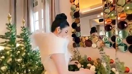 LÝ NHÃ KỲ CẢM ƠN STYLELIST ĐÃ CHO BỘ CÁNH TRẮNG SIÊU ĐẸP