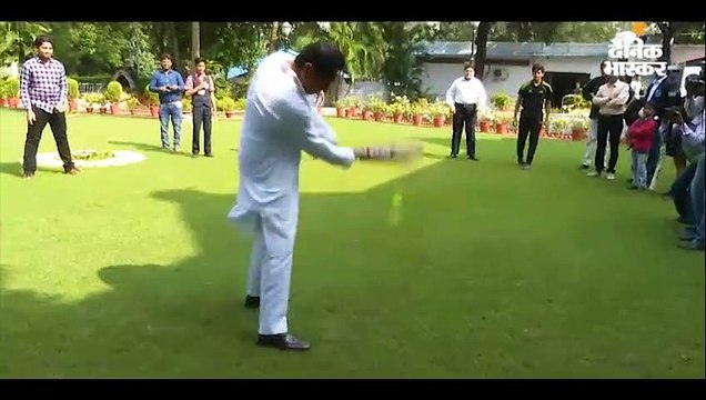 कमलनाथ ने क्रिकेट खेला, बचपन याद किया