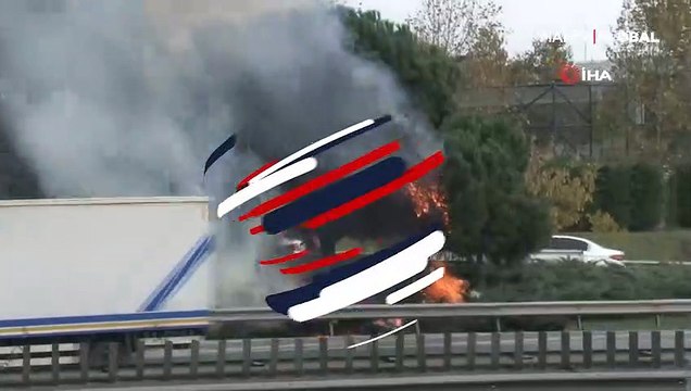 Otoyol kenarındaki çam ağaçları alev alev yandı