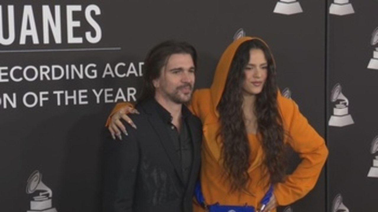 Calamaro, Cami y Mon Laferte se arrodillan ante Juanes en los Latin Grammy