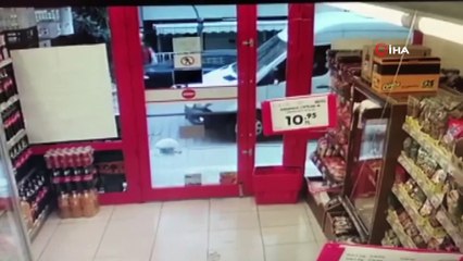 Avcılar'da geri manevra yapan servis şoförü yaşlı kadına çarptı...O anlar kamerada