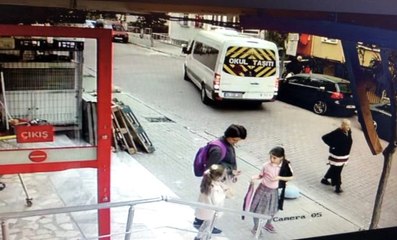 Avcılar'da geri manevra yapan servis şoförü yaşlı kadına çarptı