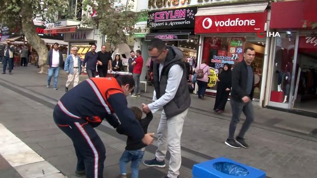 Yerdeki pet şişeyi çöpe attılar, alkış yağmuruna tutulunca şaşkına döndüler