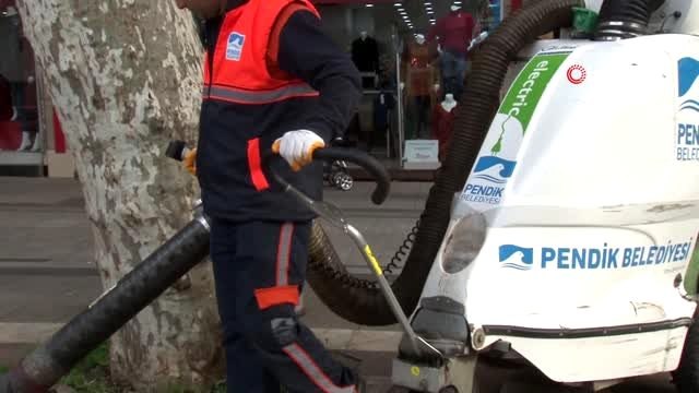 Yerdeki pet şişeyi çöpe attılar, alkış yağmuruna tutulunca şaşkına döndüler