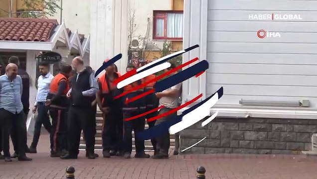 Yerdeki pet şişeyi çöpe attılar, alkış yağmuruna tutulunca şaşkına döndüler