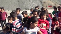 Hayırseverlerden topladıkları yardımı köy çocuklarına dağıttılar
